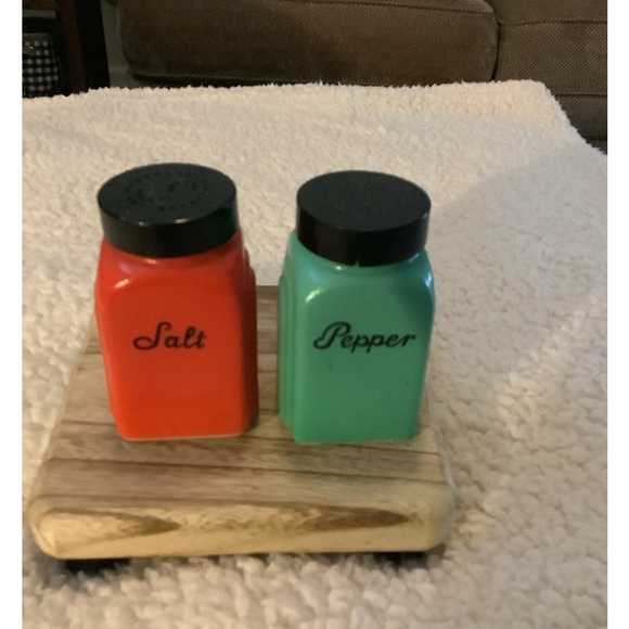 Vintage 1940’s McKee Roman Arch Salt & Pepper Red and Green Set - Picture 1 of 9